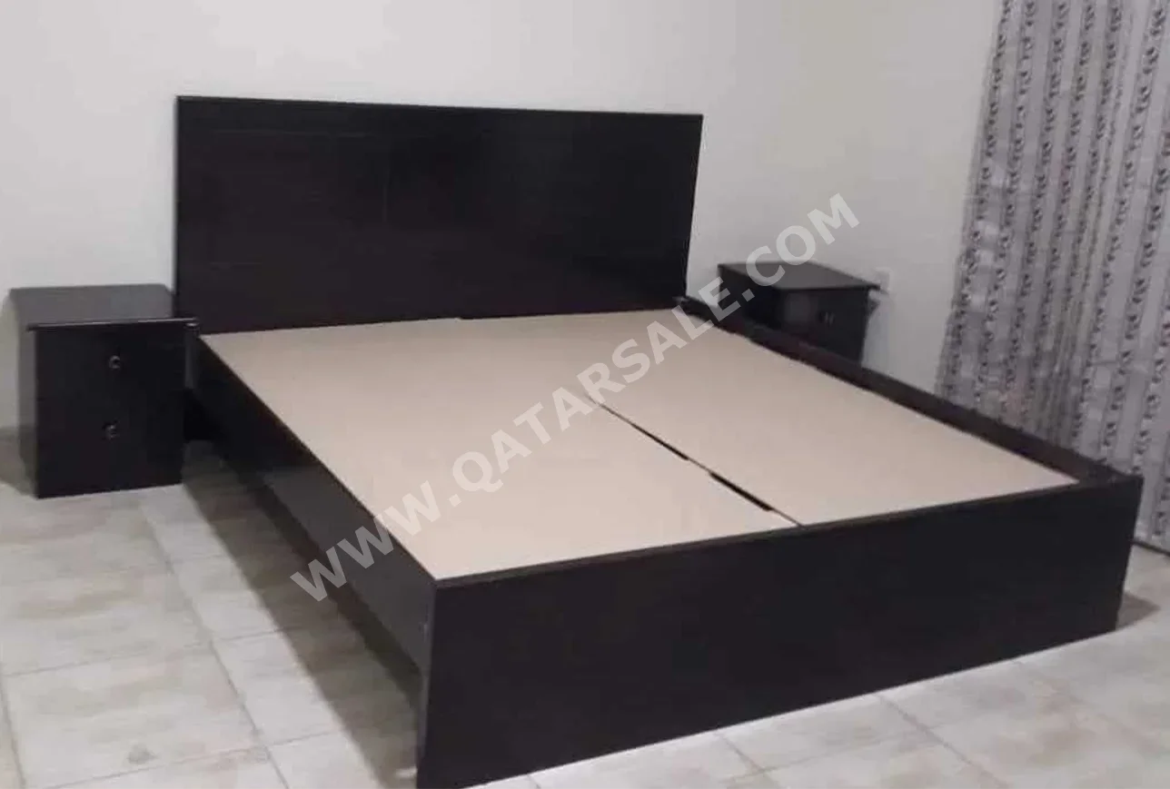 الأسّرة - كينج  - بنى  - متضمنة المرتبة  - مع طاولة سرير جانبية