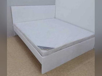 الأسّرة - كوين  - أبيض  - متضمنة المرتبة