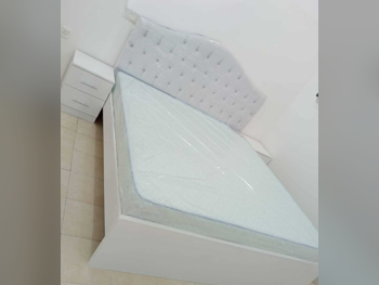 الأسّرة - كوين  - أبيض  - متضمنة المرتبة  - مع طاولة سرير جانبية