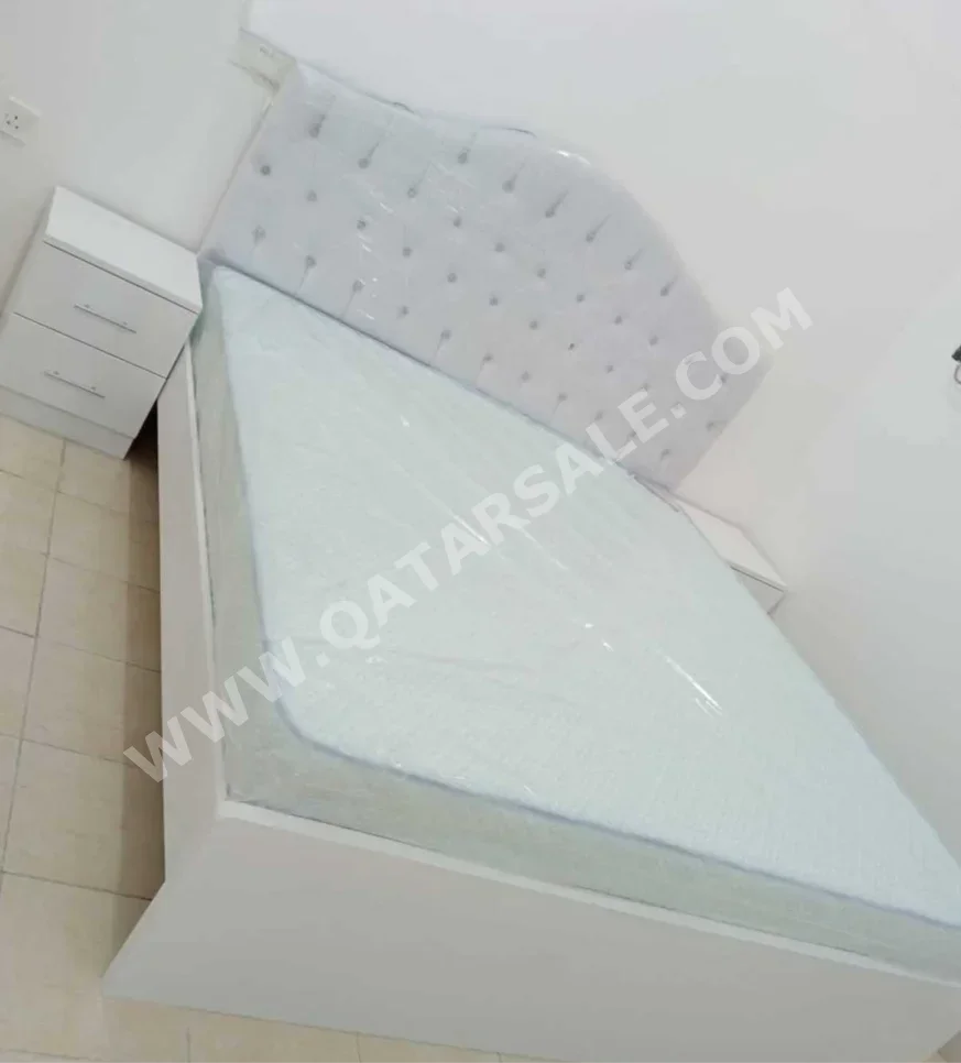 الأسّرة - كوين  - أبيض  - متضمنة المرتبة  - مع طاولة سرير جانبية