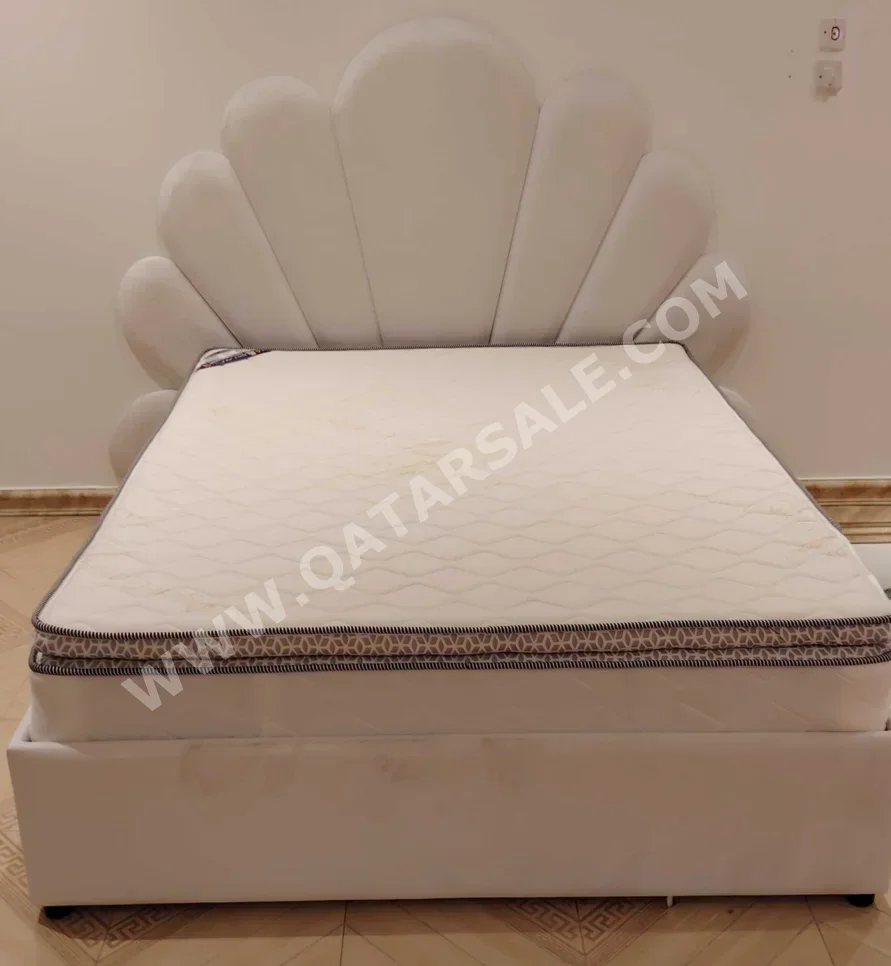 الأسّرة - كوين  - أبيض  - متضمنة المرتبة