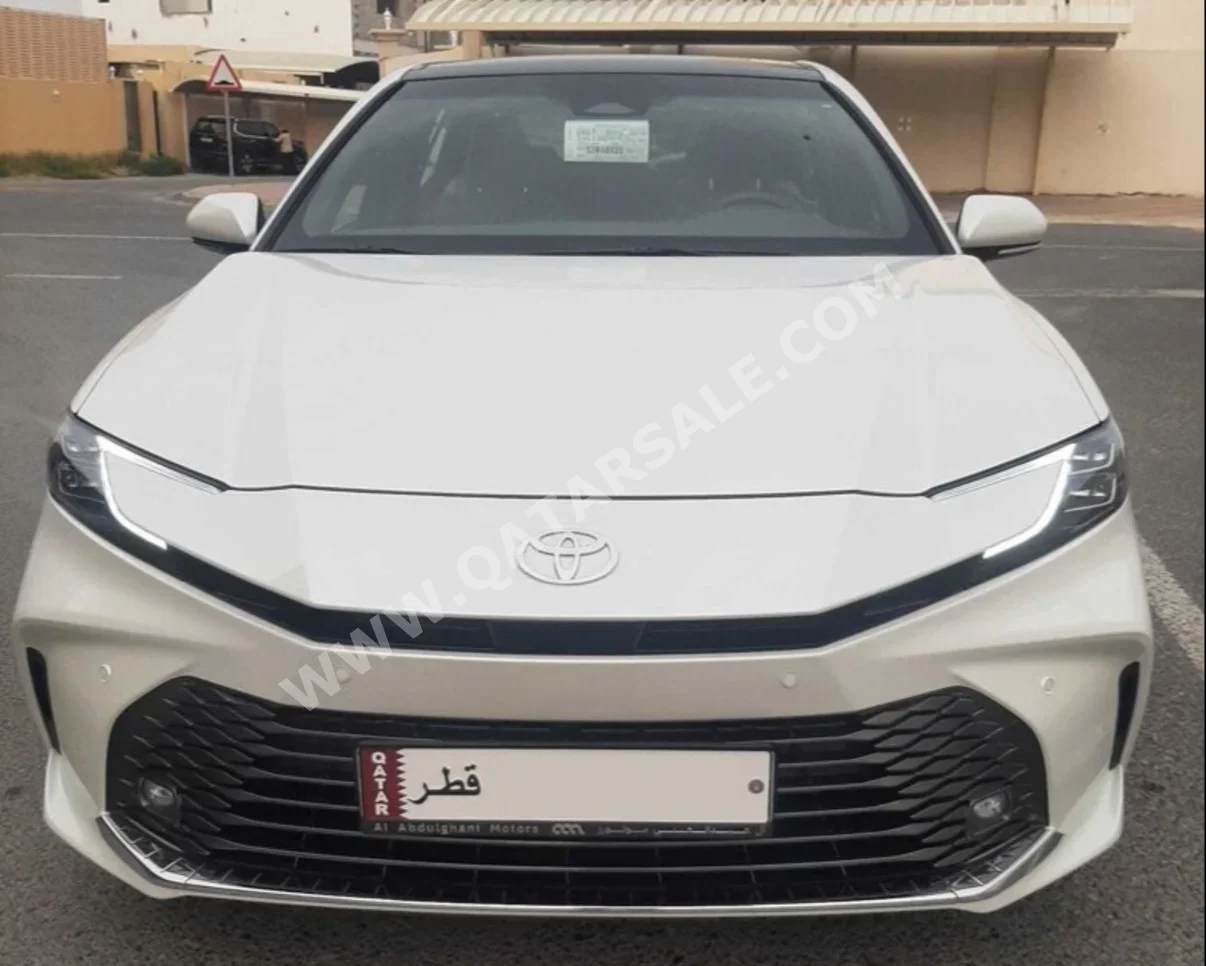 تويوتا  كامري  جي ال اي  2025  اوتوماتيك  4,631 كم  4 سلندر  سحب امامي  سيدان  أبيض و أسود  تحت الضمان