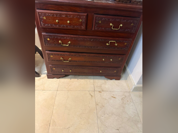 الطاولات والخزائن الجانبية طاولة كونسول - بنى