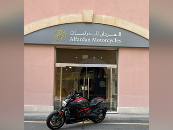 دوكاتي  ديافيل -  2015 - اللون احمر و اسود