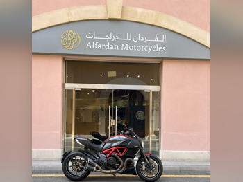 دوكاتي  ديافيل -  2015 - اللون احمر و اسود