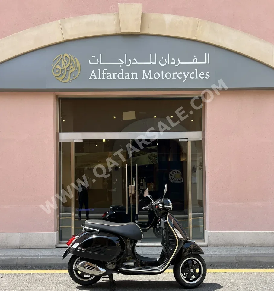 فيسبا  جي تي اس سوبر 300 -  2019 - اللون اسود