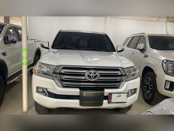 Toyota  Land Cruiser  VXR  2016  Automatic  274,000 Km  8 Cylinder  Four Wheel Drive (4WD)  SUV  White