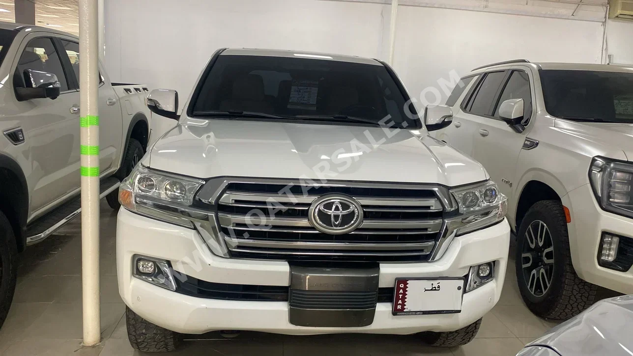 Toyota Land Cruiser VXR 2016 Automatic 274,000 Km 8 Cylinder Four Wheel Drive (4WD) SUV White