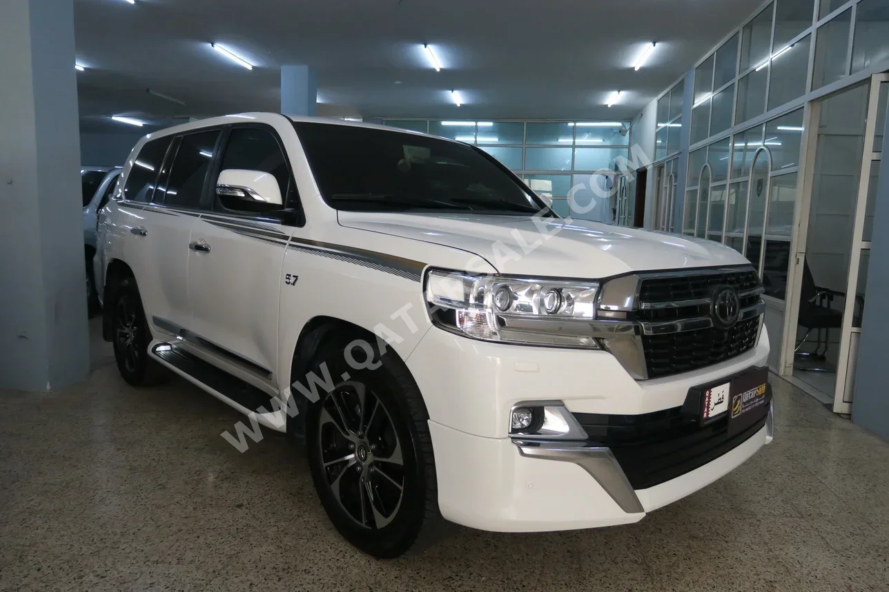 Toyota  Land Cruiser  VXR  2021  Automatic  82,000 Km  8 Cylinder  Four Wheel Drive (4WD)  SUV  White