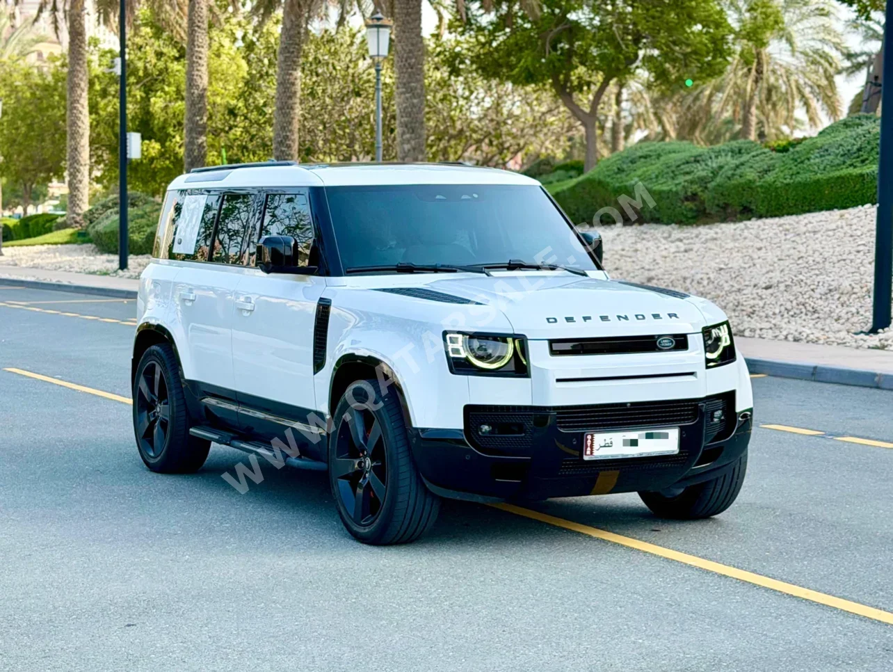 لاند روفر ديفيندر 110 اتش اس اي 2023 اوتوماتيك 92,000 كم 6 سلندر دفع رباعي اس يو في أبيض تحت الضمان
