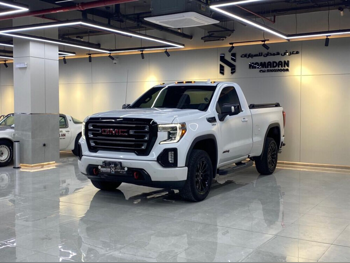 جي ام سي  سييرا  اي تي 4  2019  اوتوماتيك  135,000 كم  8 سلندر  دفع رباعي  بيكب  أبيض