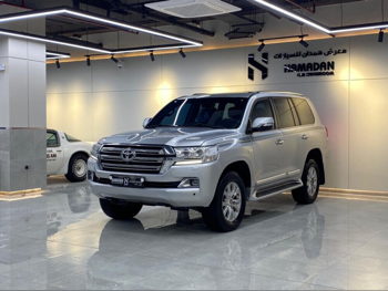 تويوتا  لاند كروزر  في اكس ار  2019  اوتوماتيك  26,400 كم  8 سلندر  دفع رباعي  اس يو في  فضي