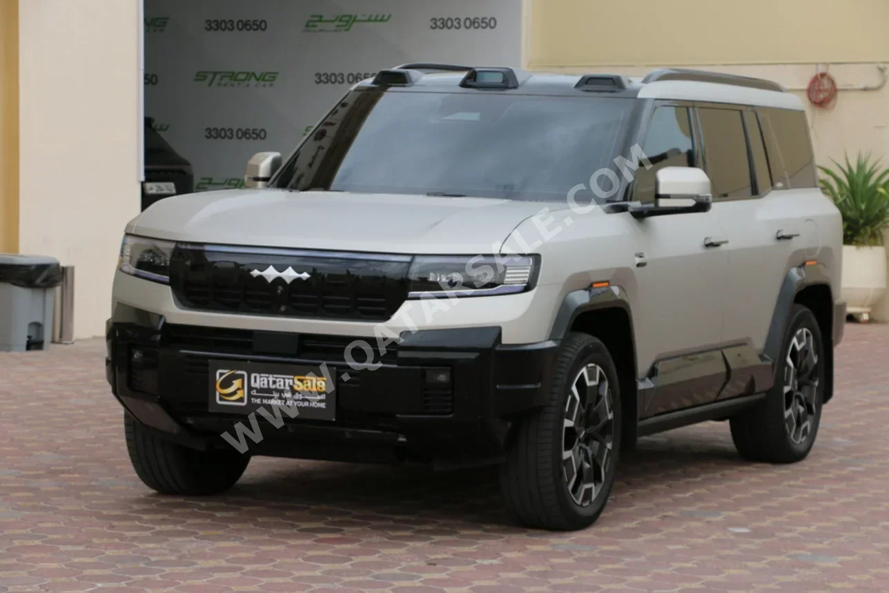 BYD  Leopard 8  Flagship  2025  Automatic  9,700 Km  4 Cylinder  Four Wheel Drive (4WD)  SUV  Gold  With Warranty