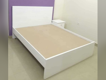 الأسّرة - كوين  - أبيض  - متضمنة المرتبة  - مع طاولة سرير جانبية