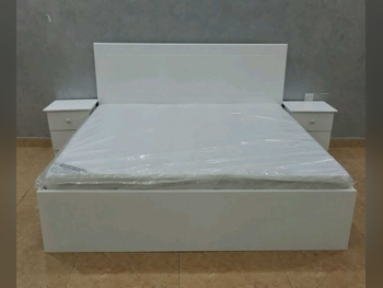 الأسّرة - كينج  - أبيض  - متضمنة المرتبة  - مع طاولة سرير جانبية