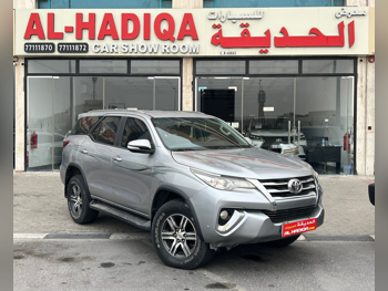 تويوتا  فورشنر  2017  اوتوماتيك  321,000 كم  6 سلندر  دفع رباعي  اس يو في  رمادي