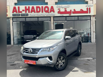 تويوتا  فورشنر  2017  اوتوماتيك  321,000 كم  6 سلندر  دفع رباعي  اس يو في  رمادي