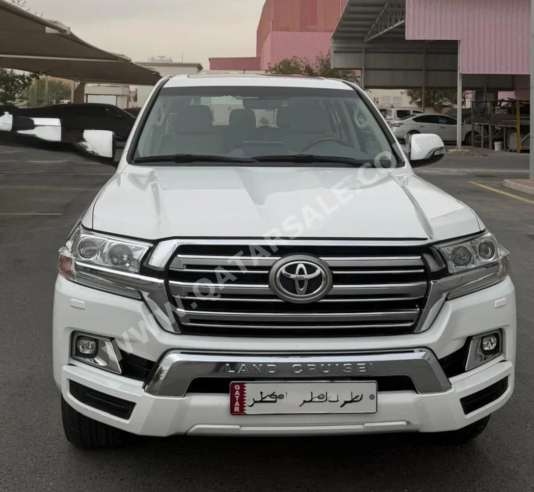 تويوتا  لاند كروزر  جي اكس ار  2018  اوتوماتيك  130,000 كم  8 سلندر  دفع رباعي  اس يو في  أبيض
