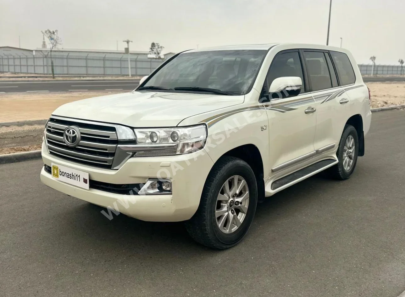 تويوتا  لاند كروزر  في اكس ار  2017  اوتوماتيك  129,000 كم  8 سلندر  دفع رباعي  اس يو في  أبيض