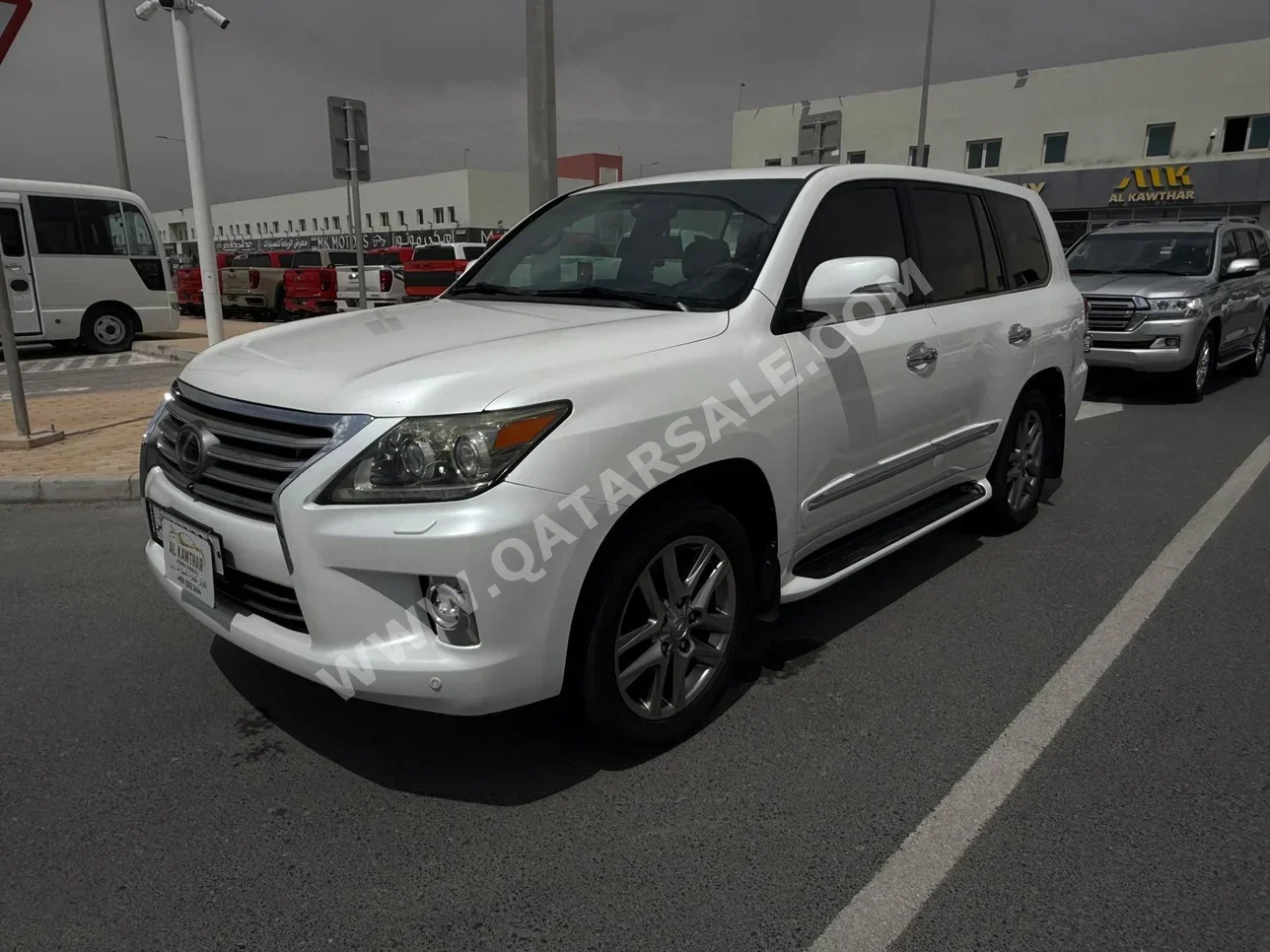 Lexus  LX  570  2013  Automatic  372,000 Km  8 Cylinder  Four Wheel Drive (4WD)  SUV  White