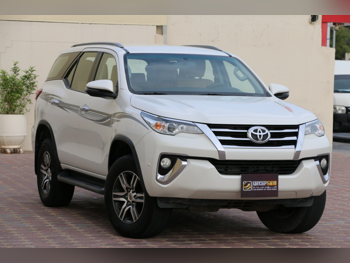 تويوتا  فورشنر  2020  اوتوماتيك  133,000 كم  4 سلندر  دفع رباعي  اس يو في  أبيض