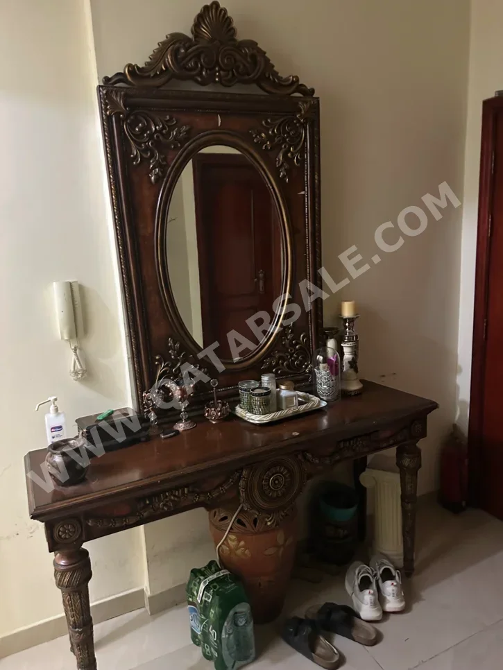 الطاولات والخزائن الجانبية طاولة كونسول  - بنى