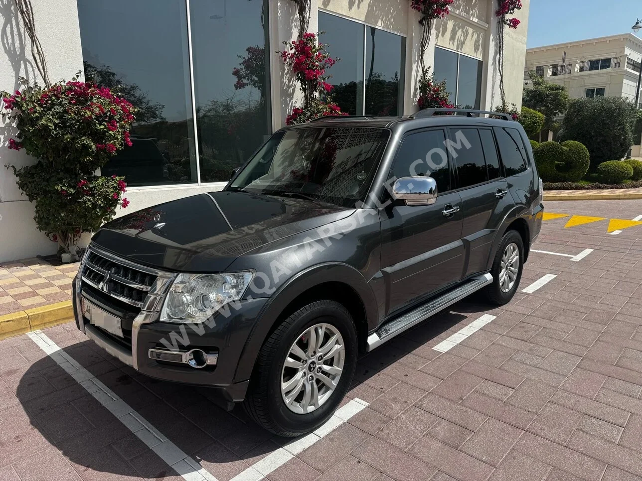 ميتسوبيشي باجيرو 3.8 2016 اوتوماتيك 144,000 كم 6 سلندر دفع رباعي اس يو في رمادي