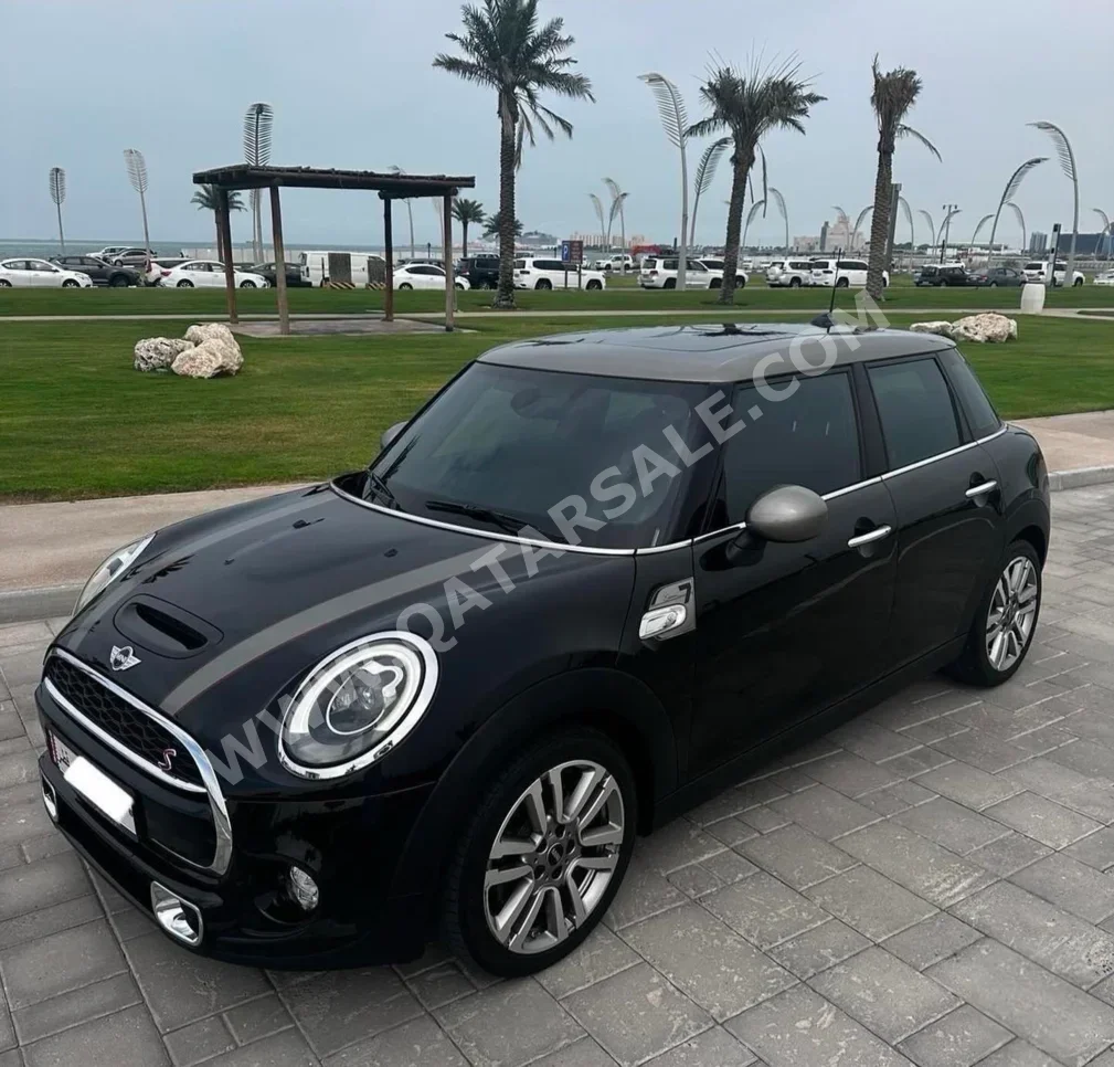 ميني كوبر اس 2018 اوتوماتيك 100,000 كم 4 سلندر سحب امامي هاتشباك أسود و رمادي