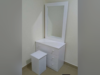 خزائن ودواليب الملابس والزينة - دوحة فيرنيتشر  - طاولة زينة ، مرآة ، كرسي و وحدتا رفوف  - أبيض