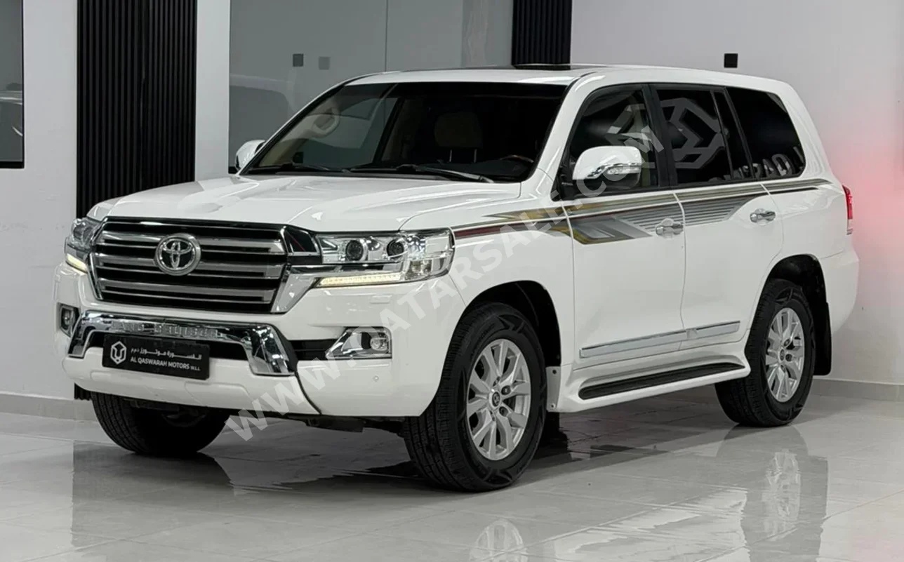 Toyota  Land Cruiser  GXR  2016  Automatic  315,000 Km  8 Cylinder  Four Wheel Drive (4WD)  SUV  White