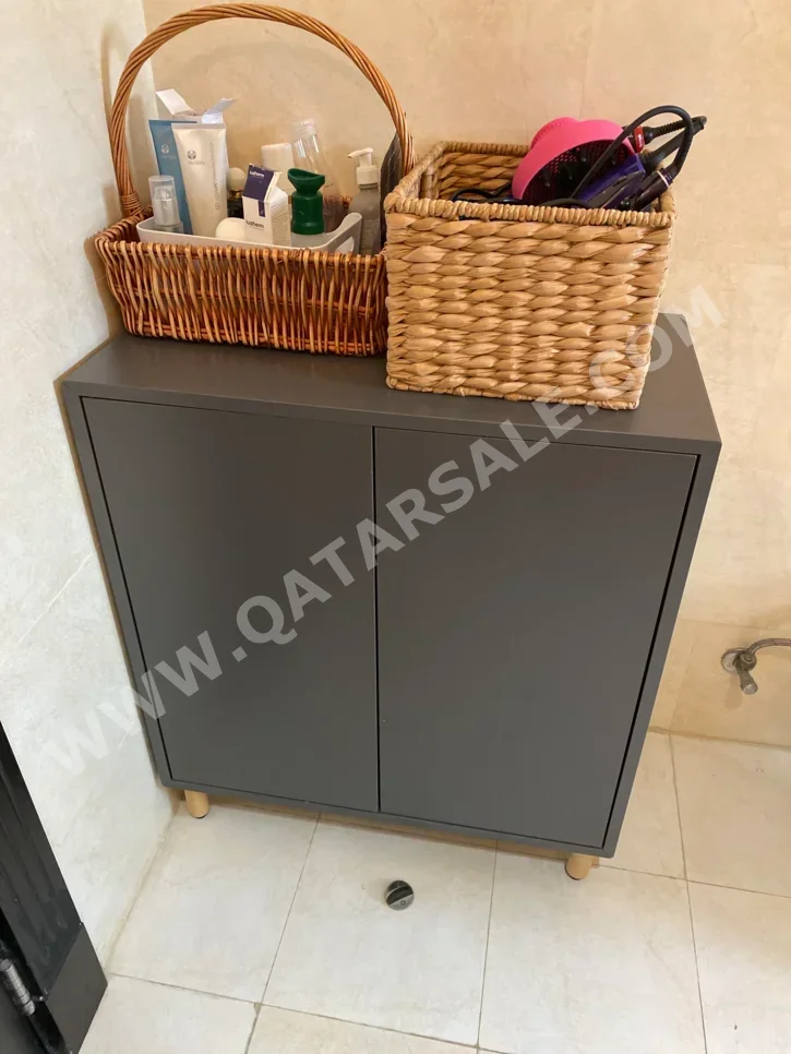 رفوف وخزانات الأحذية