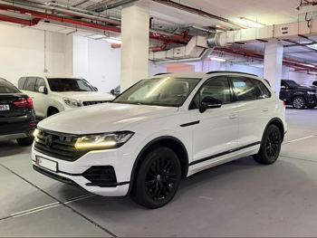 فوكس واغن  طوارق  لميتد بلاك اديشن  2019  اوتوماتيك  70,000 كم  6 سلندر  دفع رباعي  اس يو في  أبيض