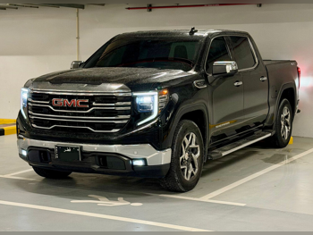 جي ام سي  سييرا  اس ال تي  2023  اوتوماتيك  104,000 كم  8 سلندر  دفع رباعي  بيكب  أسود