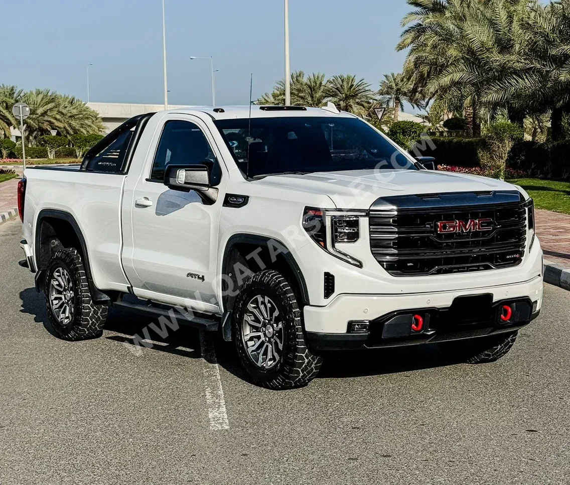 جي ام سي  سييرا  اي تي 4  2022  اوتوماتيك  43,000 كم  8 سلندر  دفع رباعي  بيكب  أبيض
