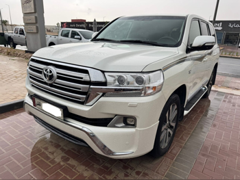 تويوتا  لاند كروزر  في اكس ار  2016  اوتوماتيك  313,000 كم  8 سلندر  دفع رباعي  اس يو في  أبيض