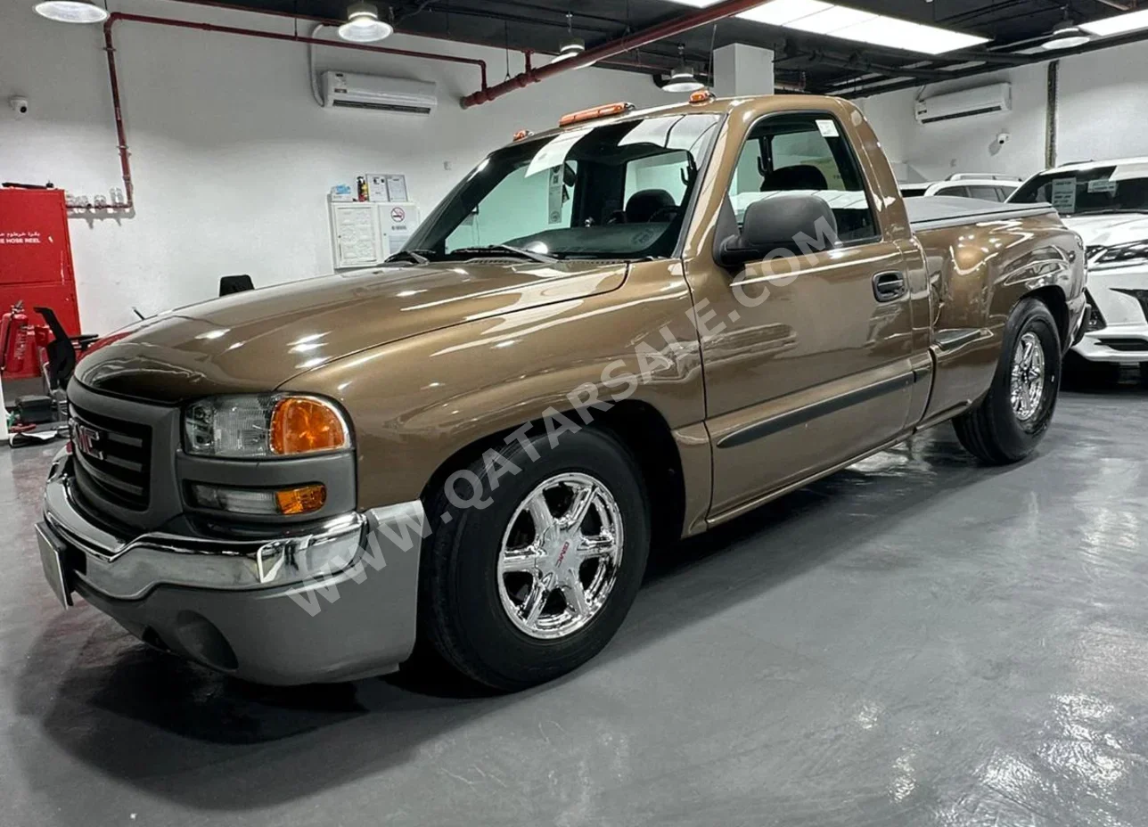 GMC  Sierra  2000  Manual  244,875 Km  8 Cylinder  Four Wheel Drive (4WD)  Pick Up  Gold