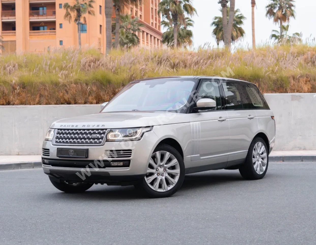 Land Rover  Range Rover  Vogue  2016  Automatic  129,000 Km  8 Cylinder  All Wheel Drive (AWD)  SUV  Gold