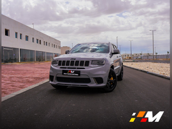 جييب  جراند شيروكي  تراك هوك  2018  اوتوماتيك  147,000 كم  8 سلندر  دفع رباعي  اس يو في  رمادي ناردو