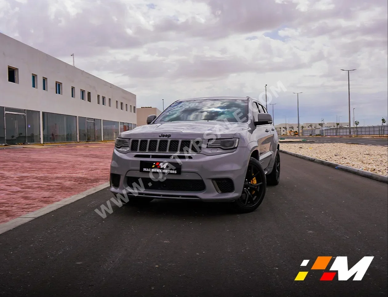 جييب جراند شيروكي تراك هوك 2018 اوتوماتيك 147,000 كم 8 سلندر دفع رباعي اس يو في رمادي ناردو