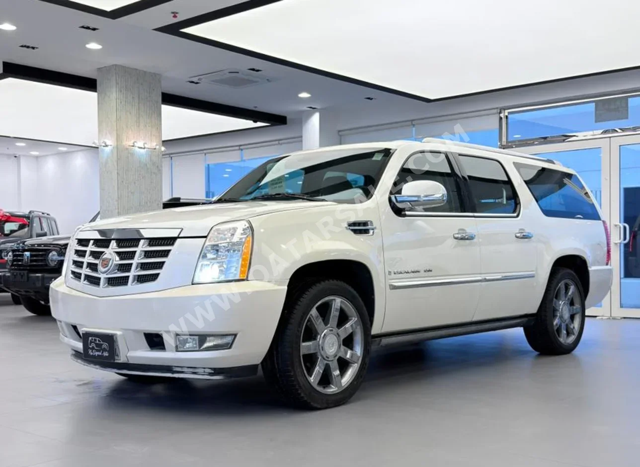 كاديلاك اسكيليد 2009 اوتوماتيك 195,000 كم 8 سلندر دفع رباعي اس يو في أبيض