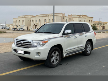تويوتا  لاند كروزر  جي اكس ار  2014  اوتوماتيك  290,000 كم  8 سلندر  دفع رباعي  اس يو في  أبيض