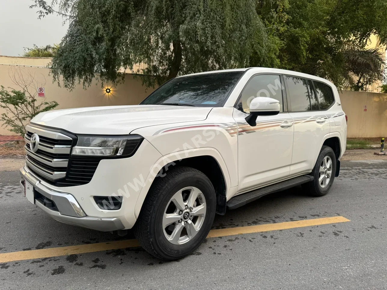 تويوتا  لاند كروزر  جي اكس ار  2022  اوتوماتيك  100,000 كم  6 سلندر  دفع رباعي  اس يو في  أبيض