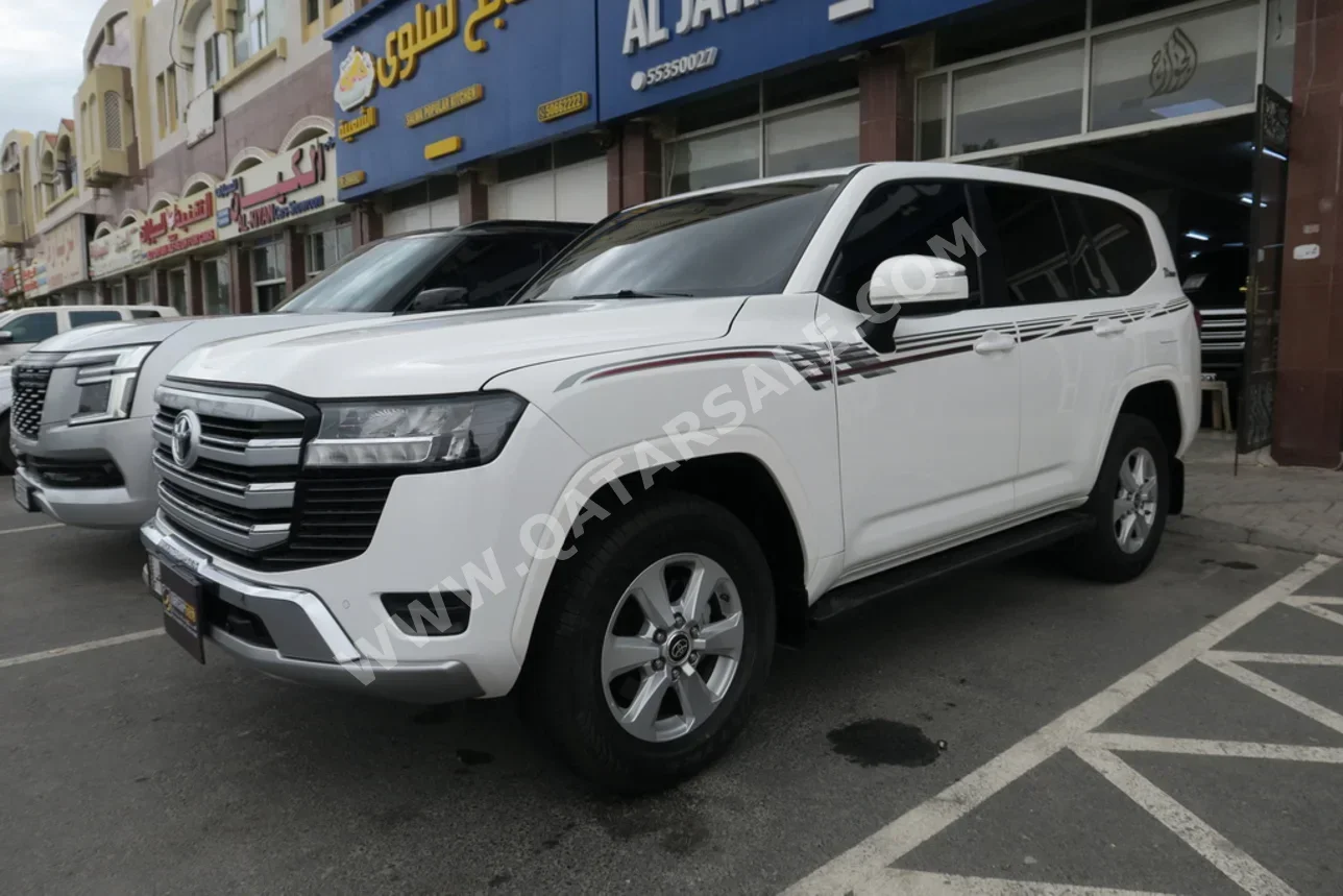 تويوتا  لاند كروزر  جي اكس ار  2022  اوتوماتيك  95,000 كم  6 سلندر  دفع رباعي  اس يو في  أبيض