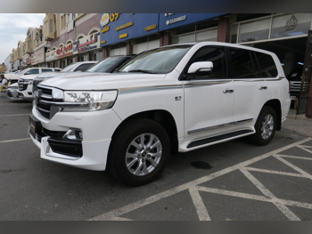 تويوتا  لاند كروزر  في اكس ار  2016  اوتوماتيك  289,000 كم  8 سلندر  دفع رباعي  اس يو في  أبيض