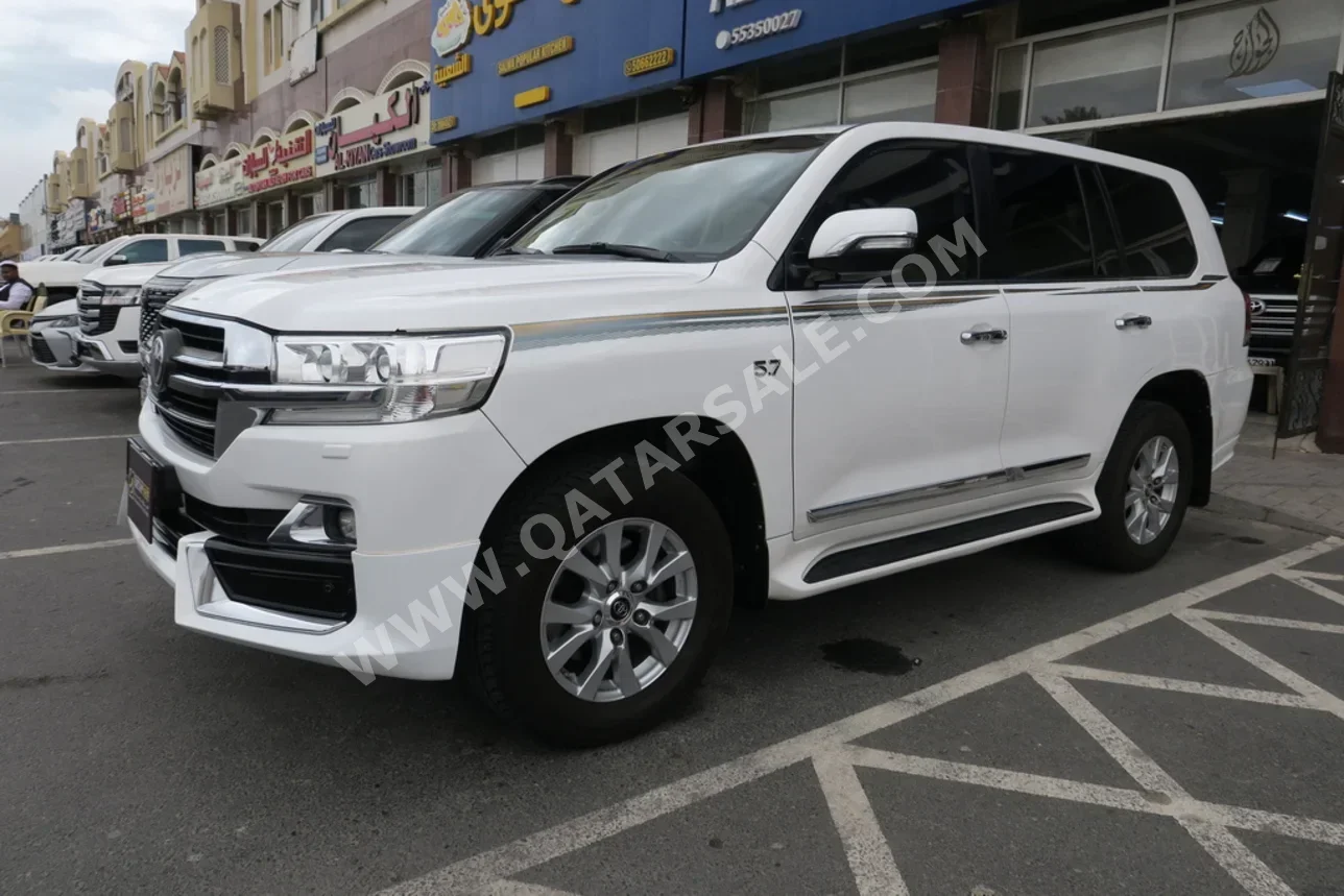 تويوتا  لاند كروزر  في اكس ار  2016  اوتوماتيك  289,000 كم  8 سلندر  دفع رباعي  اس يو في  أبيض