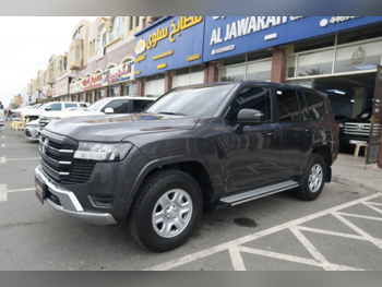 تويوتا  لاند كروزر  جي اكس  2024  اوتوماتيك  62,000 كم  6 سلندر  دفع رباعي  اس يو في  رمادي  تحت الضمان