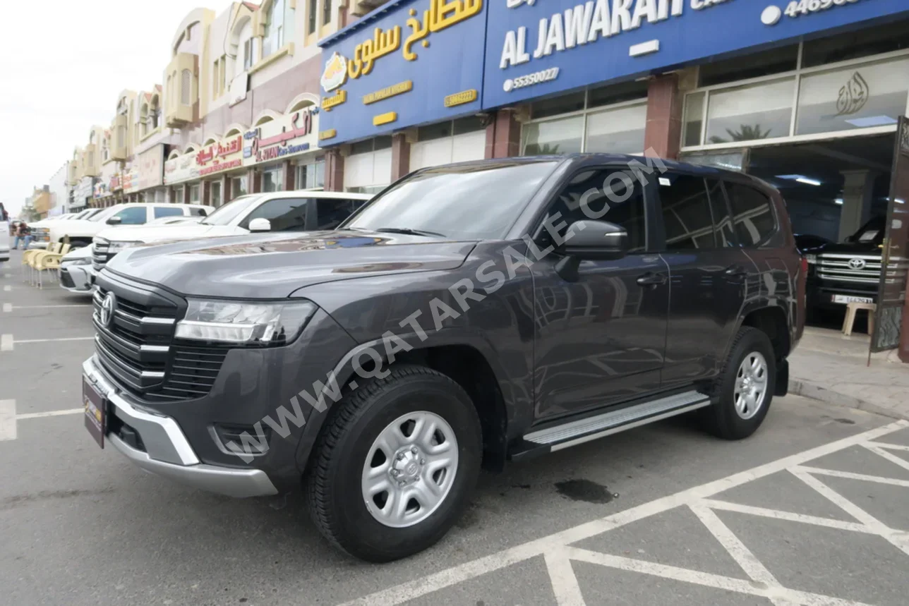 تويوتا  لاند كروزر  جي اكس  2024  اوتوماتيك  62,000 كم  6 سلندر  دفع رباعي  اس يو في  رمادي  تحت الضمان