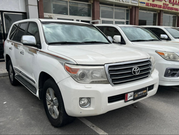 تويوتا  لاند كروزر  جي اكس ار  2014  اوتوماتيك  640,000 كم  8 سلندر  دفع رباعي  اس يو في  أبيض