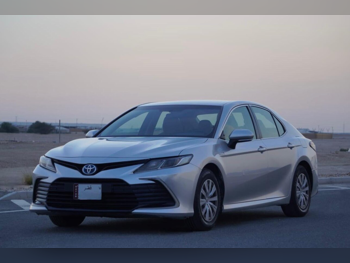 تويوتا  كامري  هايبرد  2022  اوتوماتيك  365,000 كم  4 سلندر  سحب امامي  سيدان  فضي