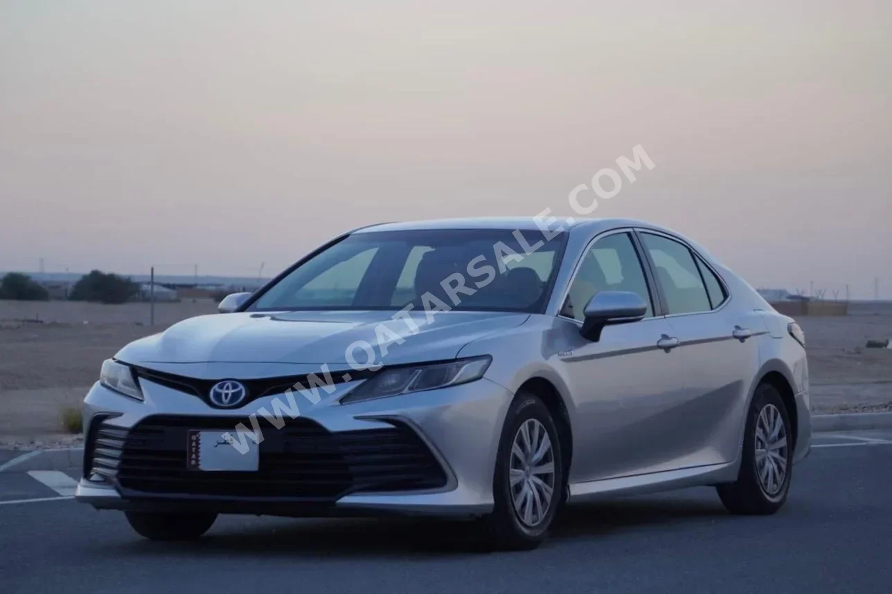تويوتا  كامري  هايبرد  2022  اوتوماتيك  365,000 كم  4 سلندر  سحب امامي  سيدان  فضي